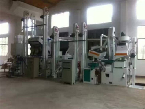 MNMS25-30強(qiáng)拉風(fēng)砂輥碾米機(jī) MNMS25-30強(qiáng)拉風(fēng)砂輥碾米機(jī)